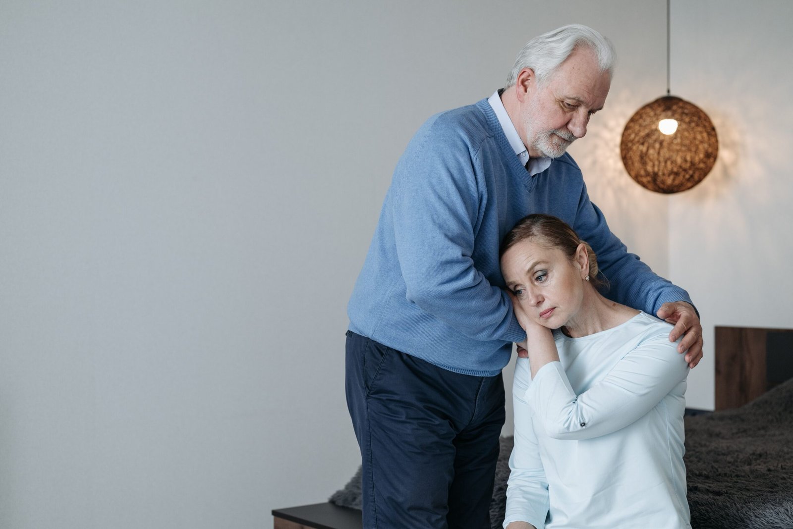 La solitudine del caregiver e il terremoto relazionale dell’Alzheimer: quando la cura assorbe la vita.